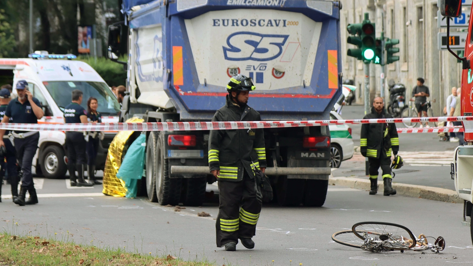 Ciclista investita e uccisa da un camion in zona Porta Romana