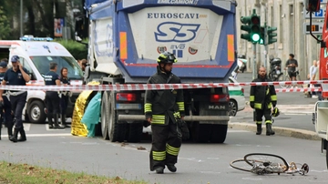 Milano, stretta sui mezzi pesanti: scatta l’obbligo di sensori per l’angolo cieco
