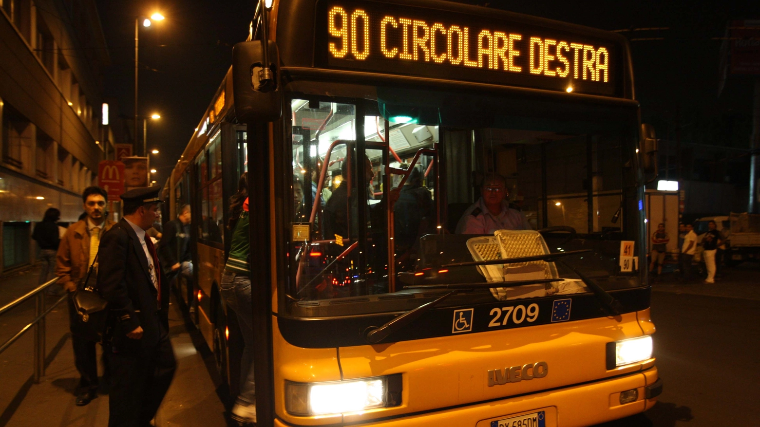 L'autobus 90 a Milano (Newpress)