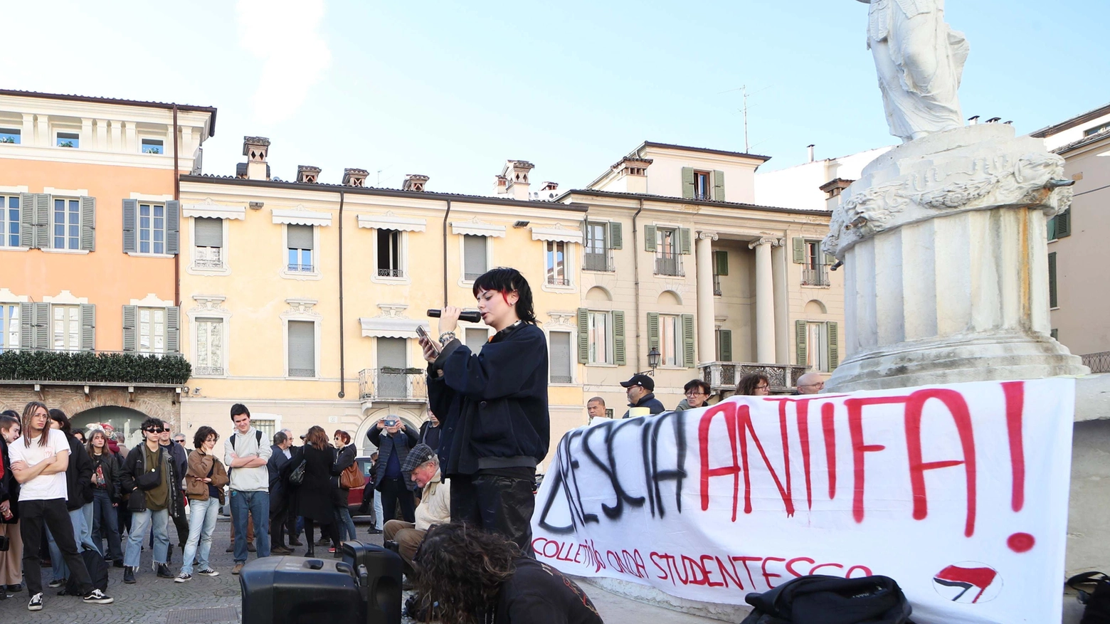 Gli studenti manifestano  per dire no al fascismo