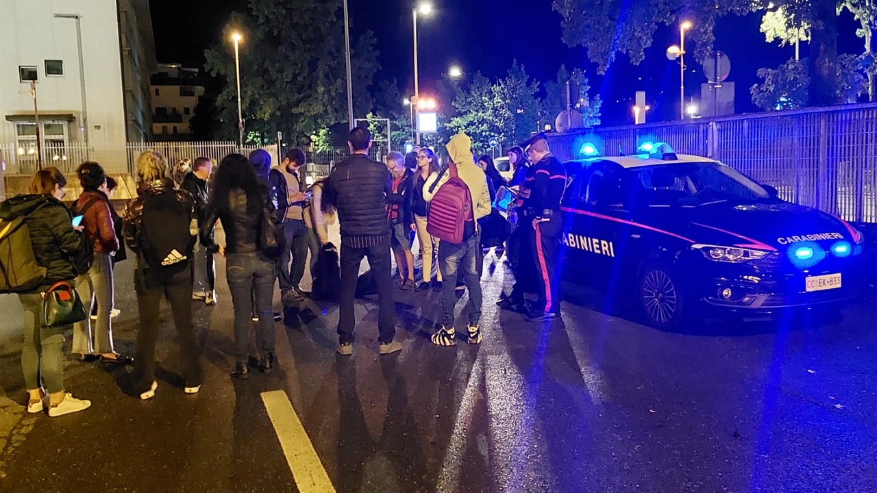 I passeggeri dei treni fermati chiedono informazioni ai carabinieri