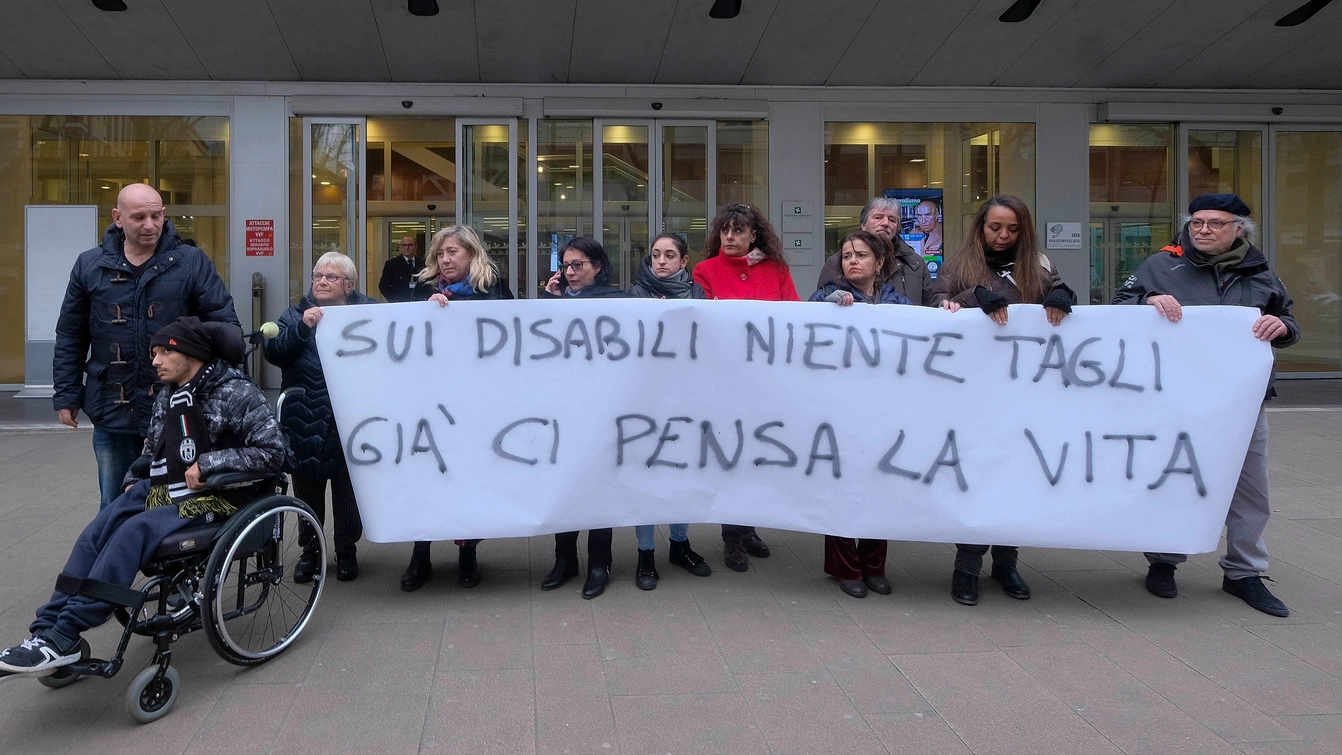 La protesta davanti a Palazzo Lombardia dei genitori di disabili 