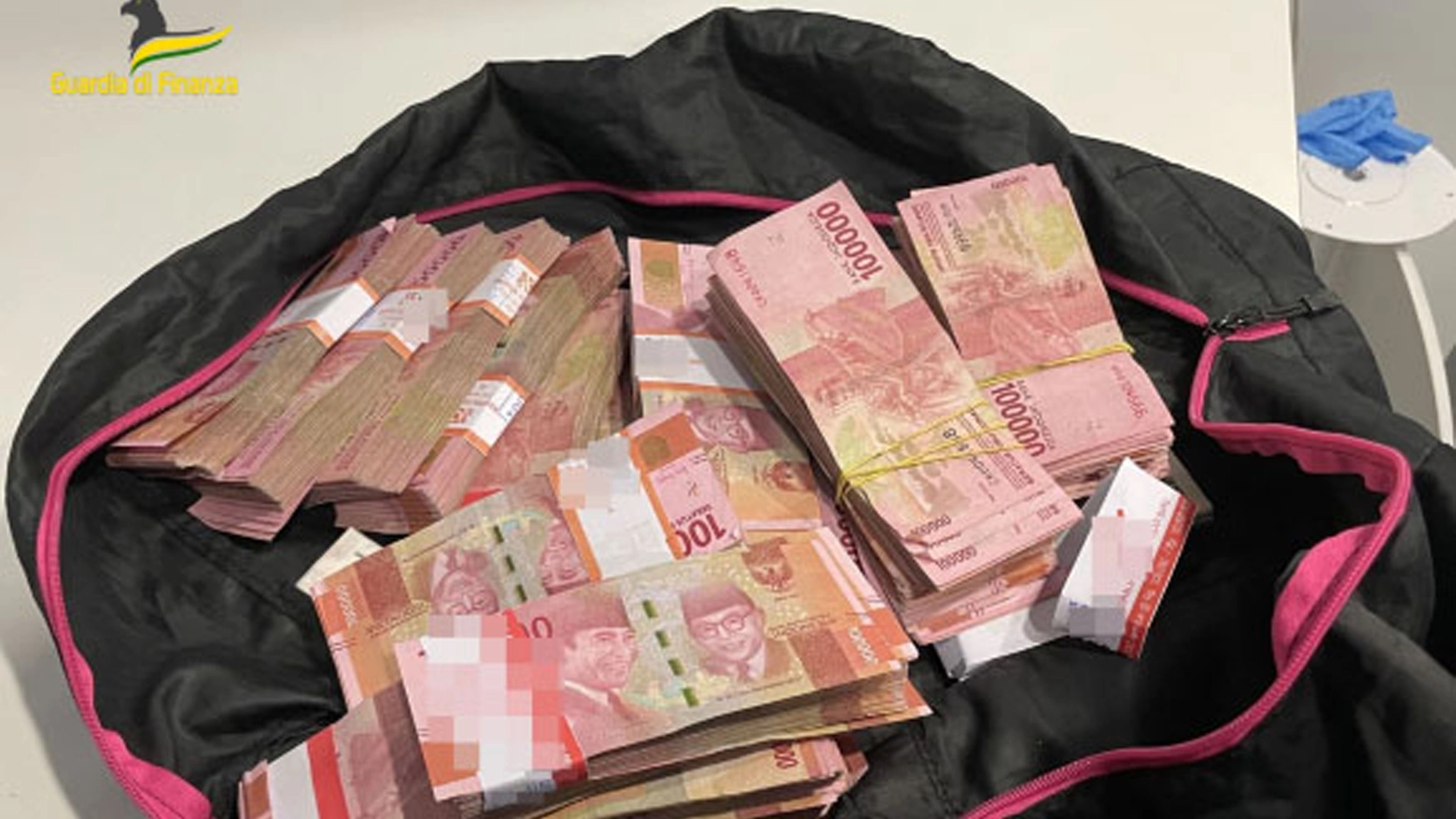Uno dei borsoni pieni di soldi  sequestrati a Linate