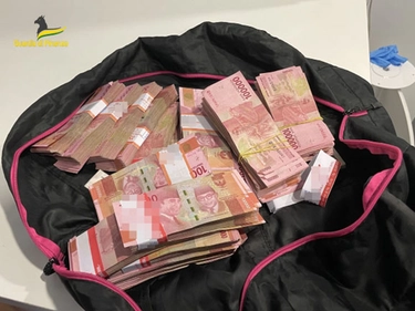 Reddito di cittadinanza, scoperti a Linate 39 furbetti con valigie piene di soldi: così intascavano il sussidio