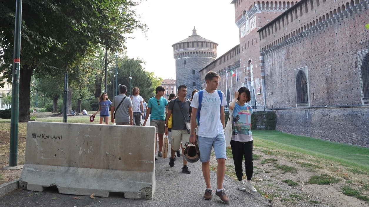 Barriere al Castello Sforzesco di Milano (Newpress)