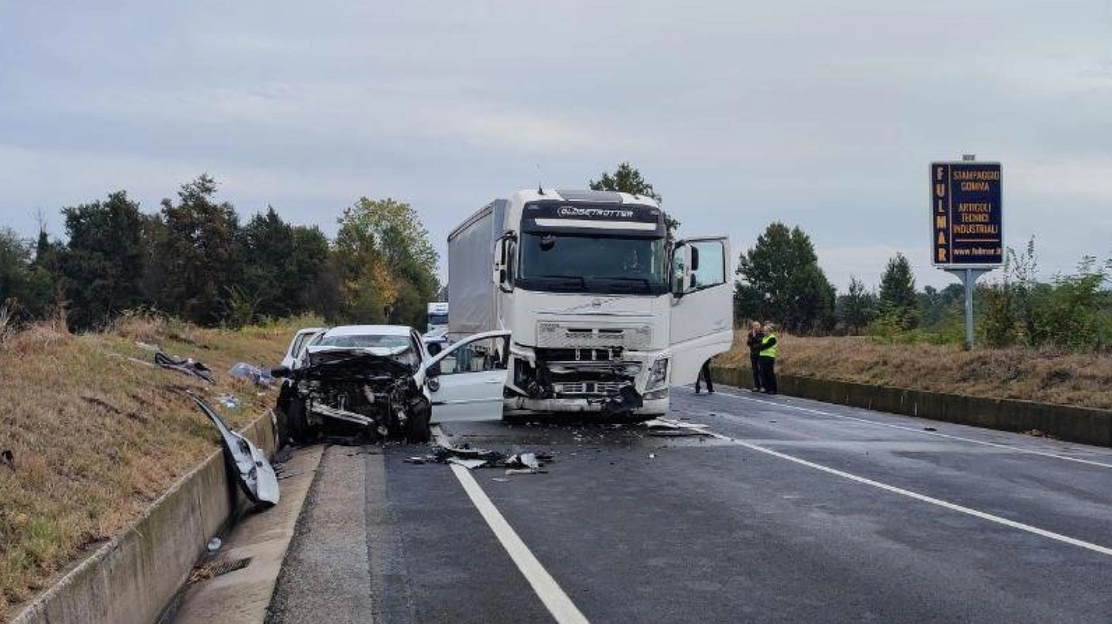 Scontro mortale auto camion (foto d'archivio) Scontro mortale auto camion (foto d'archivio)