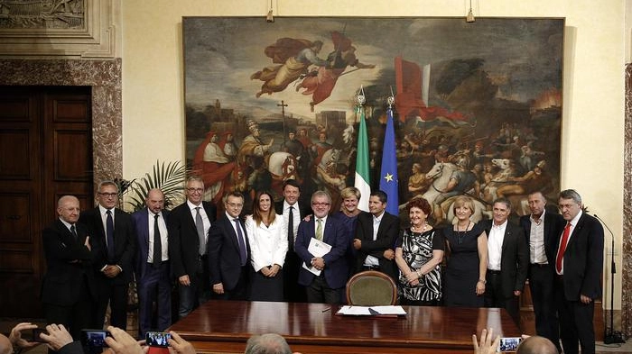 Palazzo Chigi, firmato l'accordo Whirlpool, sindacati e governo