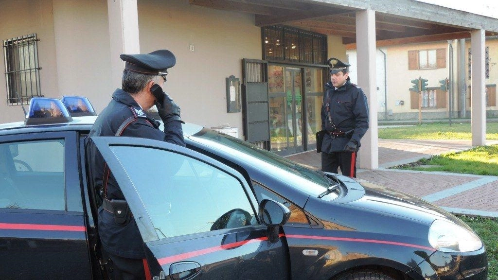 I carabinieri di fronte alla farmacia di Nosadello
