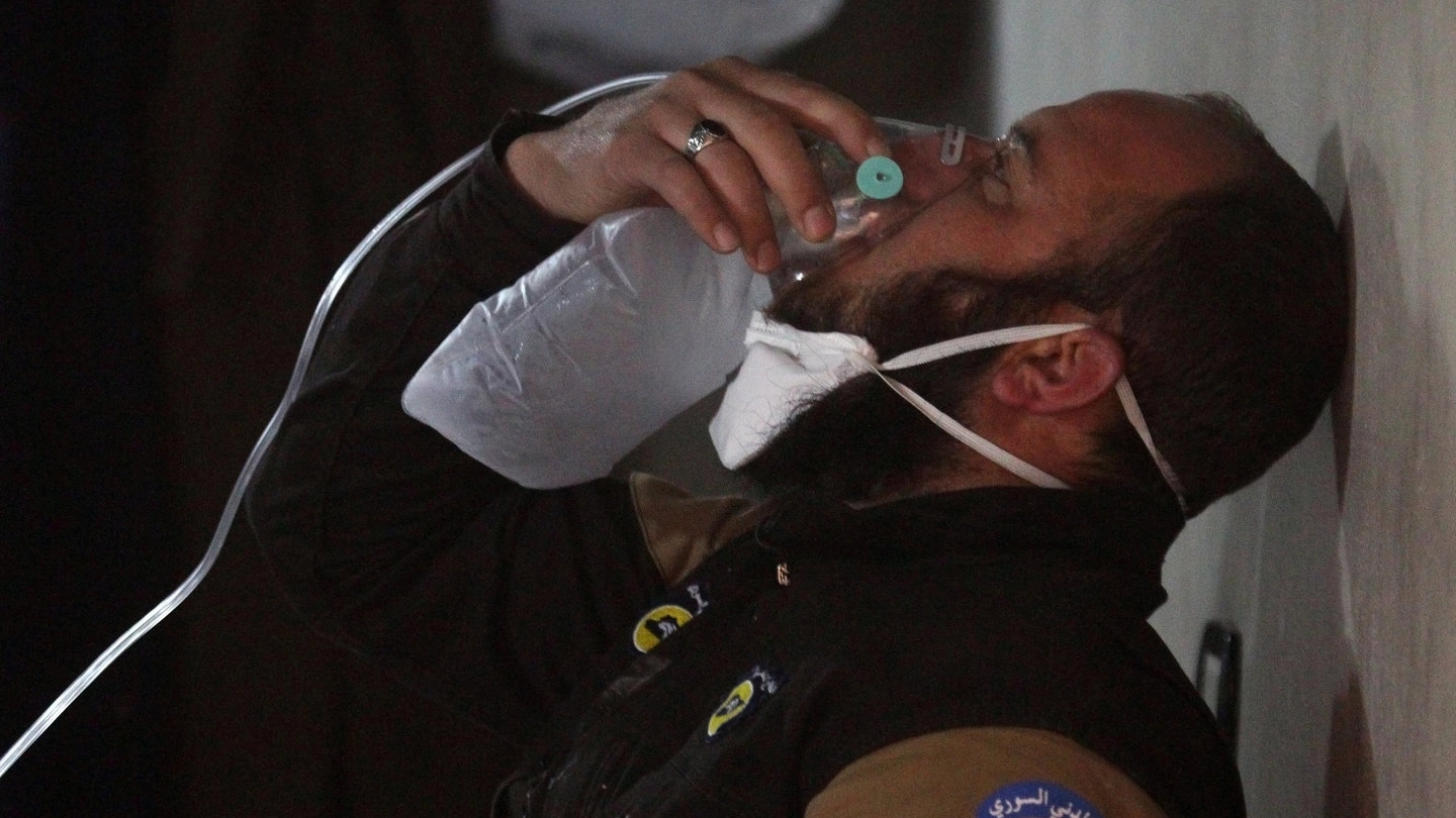 Una vittima dell'attaccp chimico in Siria (LaPresse)