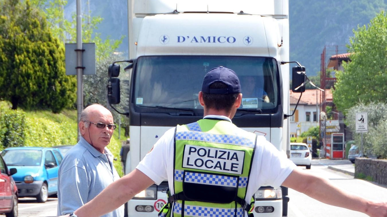 Viabilità, i nodi irrisolti  Il Comitato di via Selene  incalza Galimberti  sul passaggio dei camion