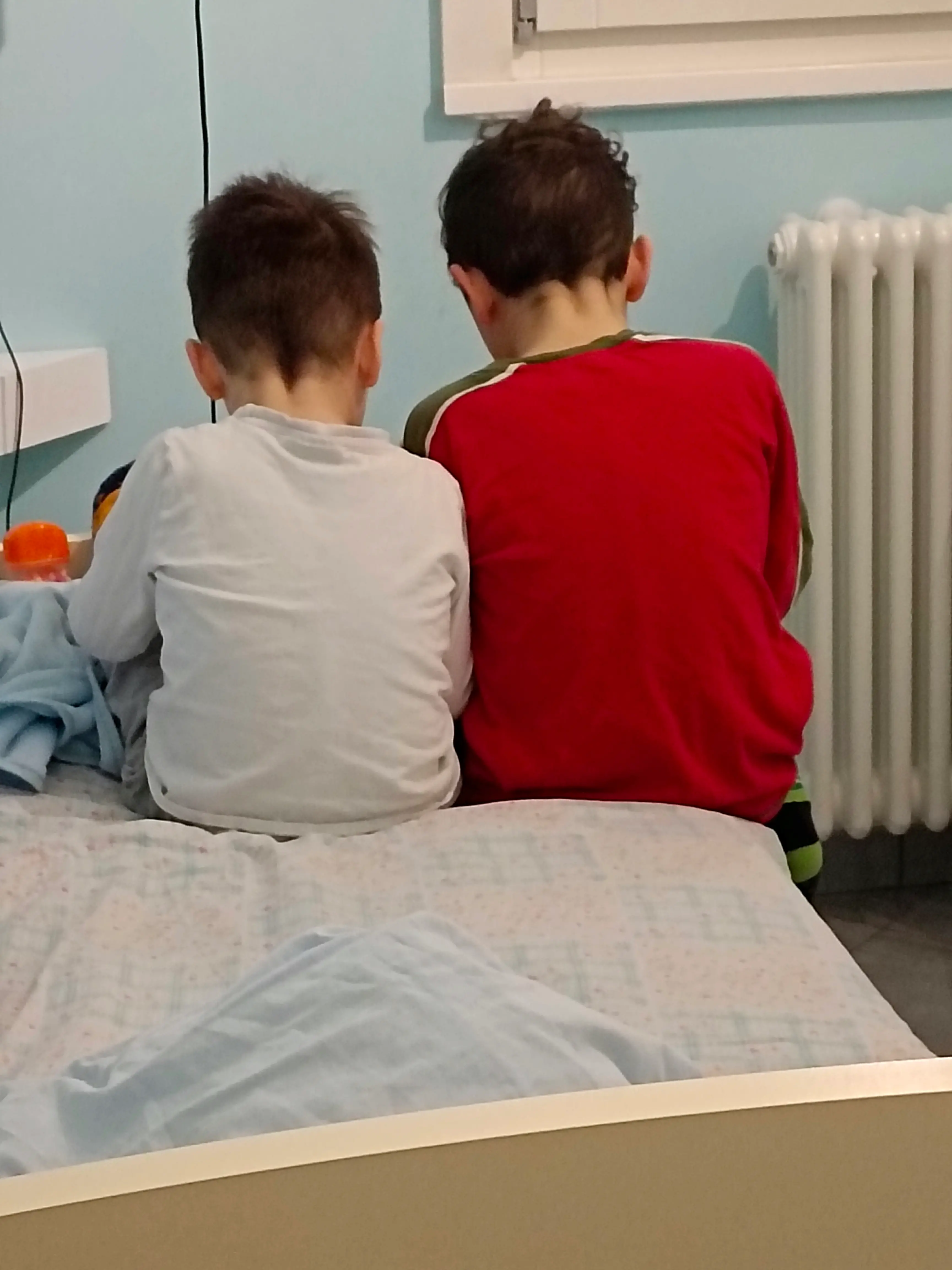 L’indagine: più di un ragazzo su 4 si sveglia di notte per vedere messaggi e notifiche sul cellulare