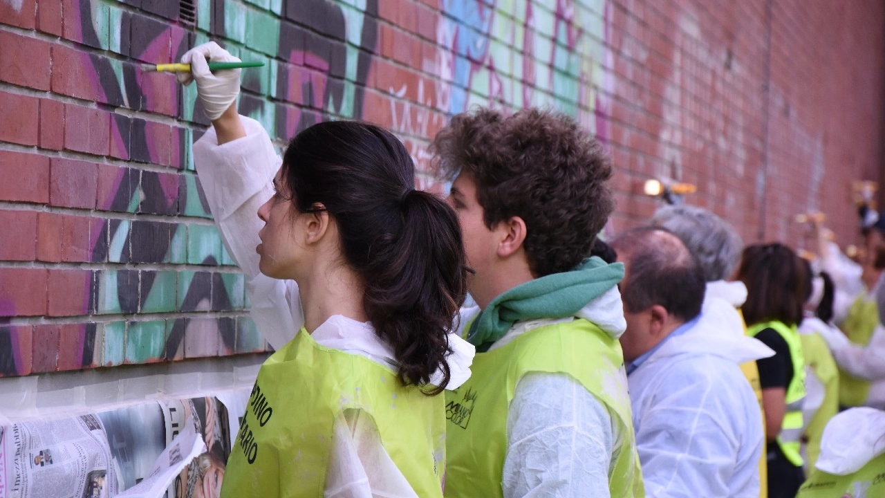 I volontari dell'Associazione anti graffiti alla Triennale