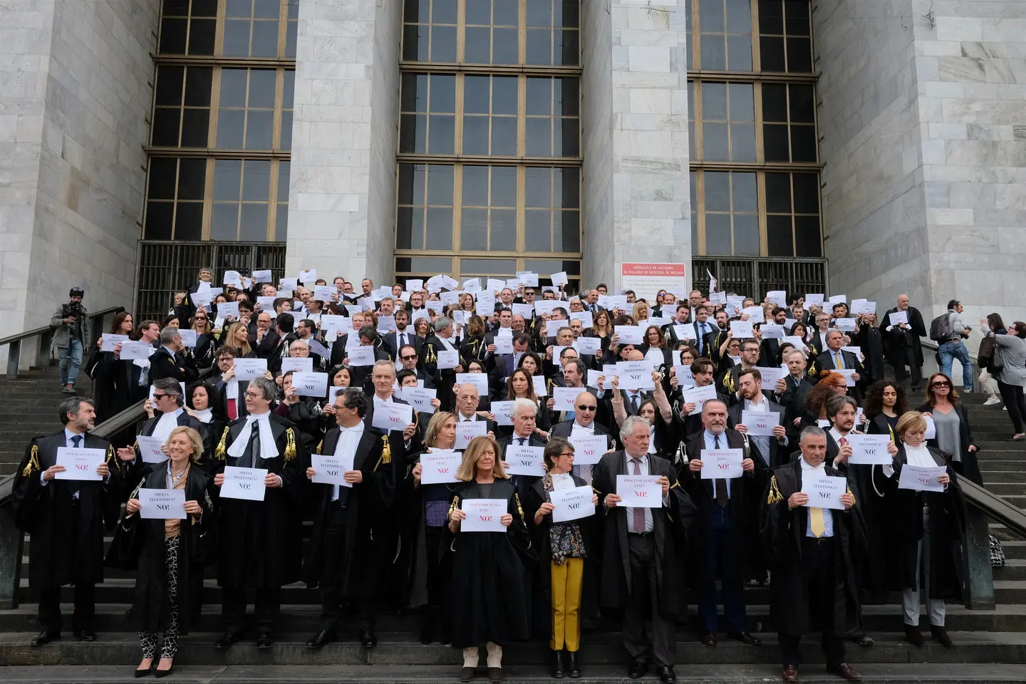 Protesta contro il Ddl Orlando, flash mob degli avvocati davanti al Tribunale