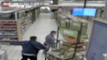 Assago, il video dell'aggressione al centro commerciale: l'assalto e la fuga dei clienti