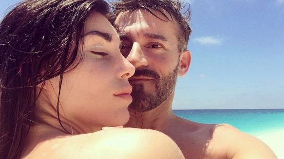 Bianca Atzei e Max Biaggi in Sardegna (Foto Instagram)
