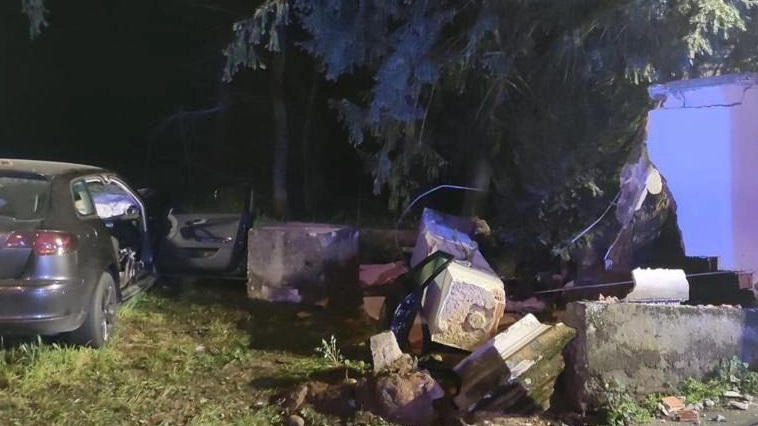 Pauroso schianto Auto contro un muro: quattro giovani feriti Uno rischia la vita Pauroso schianto Auto contro un muro: quattro giovani feriti Uno rischia la vita