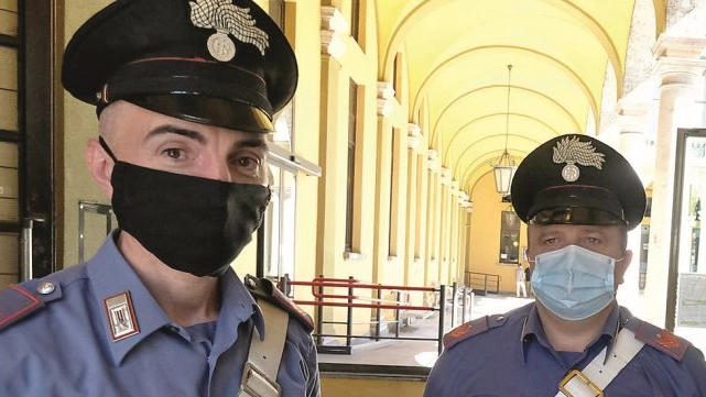 I carabinieri avevano provato a fermare il giovane, trovato poi impiccato 