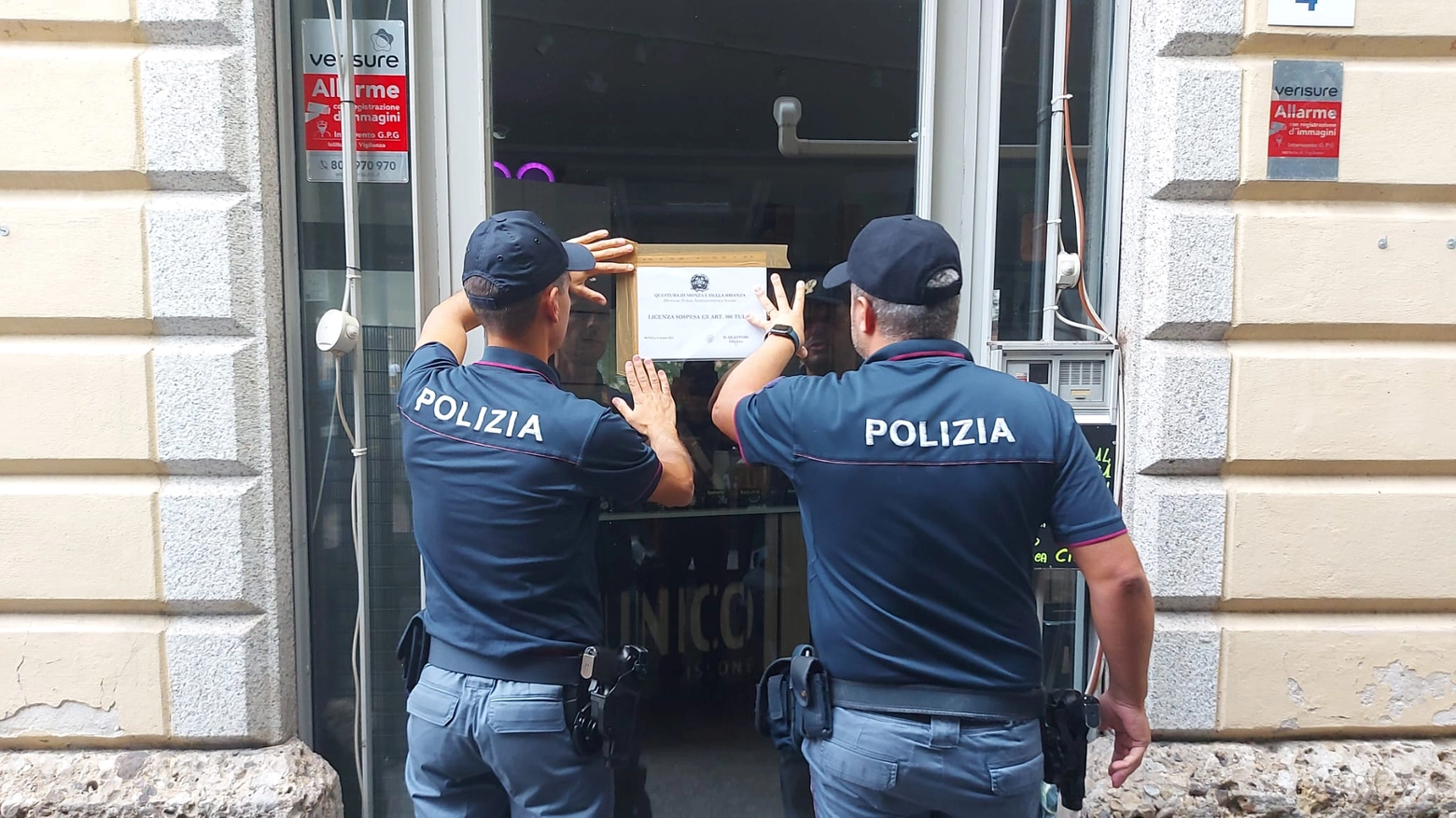 Il provvedimento eseguito dagli agenti di Polizia Il provvedimento eseguito dagli agenti di Polizia