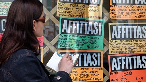 Una studentessa consulta gli annunci per una casa in affitto (foto d’archivio)