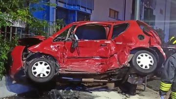 Incidente tra due auto in via Satta a Milano, morta una 20enne. L’ipotesi di una mancata precedenza