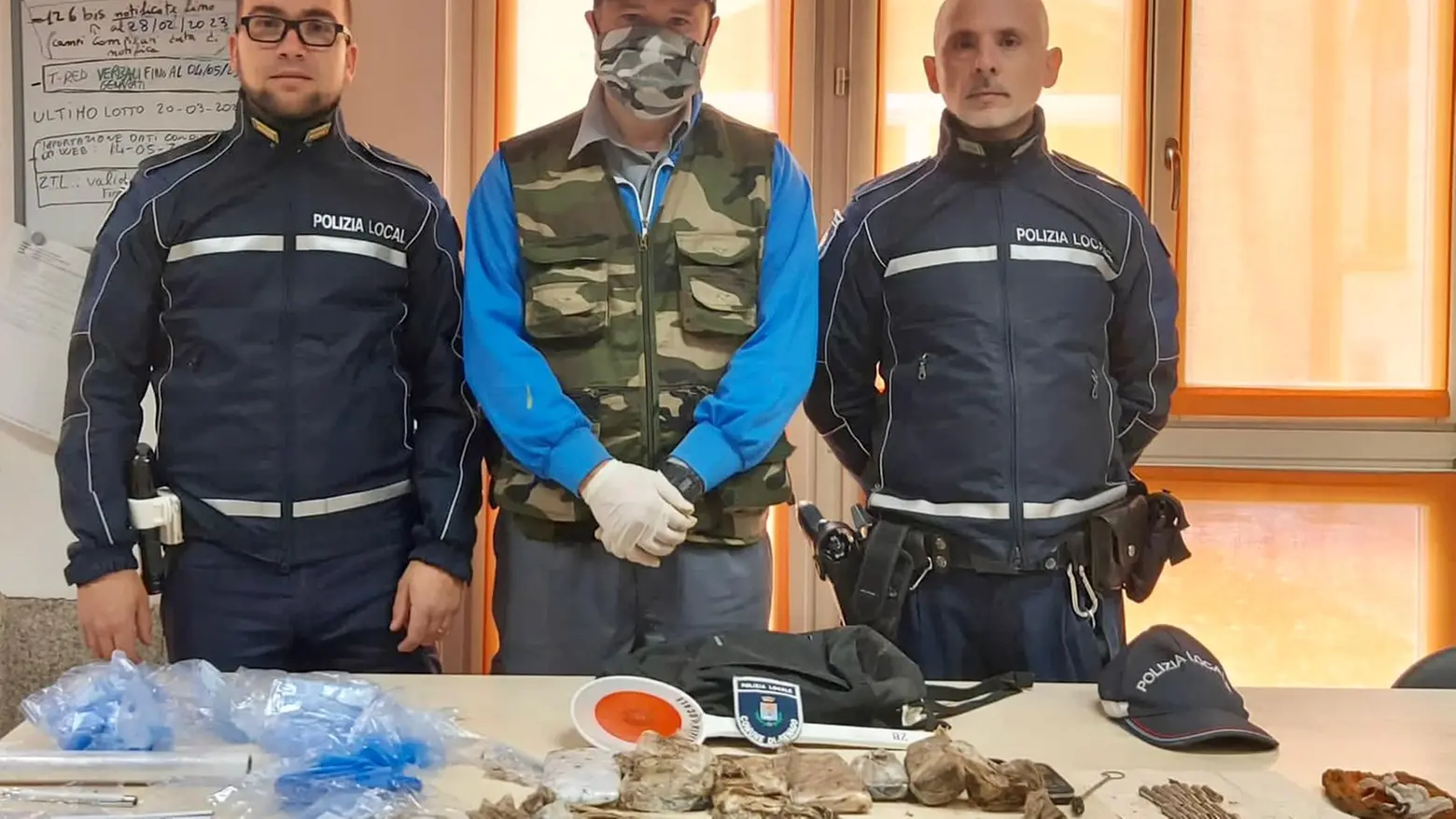 La polizia locale davanti al materiale sequestrato a Senago La polizia locale davanti al materiale sequestrato a Senago