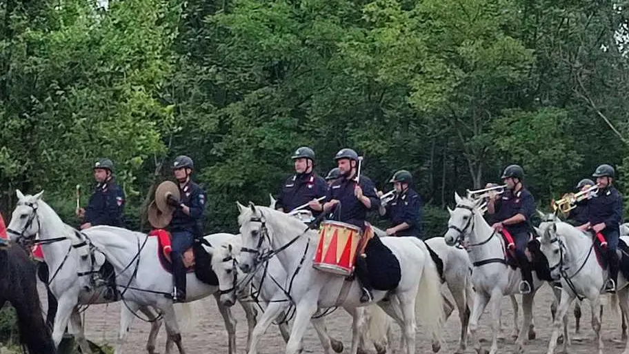 Fanfara e carabinieri a cavallo sfilano per 800 bambini delle scuole