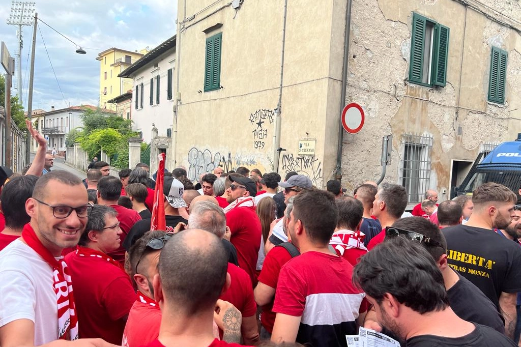Tifosi del Monza per le strade di Pisa