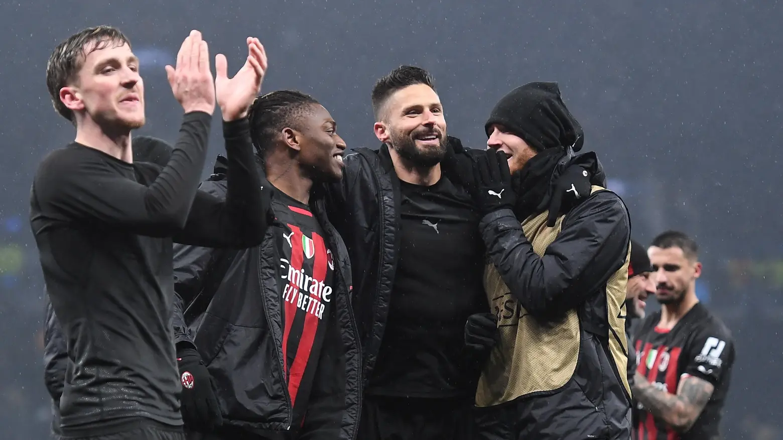 Olivier Giroud celebra l'ingresso ai quarti di Champions del Milan Olivier Giroud celebra l'ingresso ai quarti di Champions del Milan