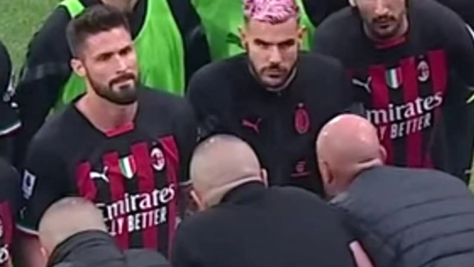 Il faccia a faccia fra Milan e tifosi così come ripreso in un video circolato sui social