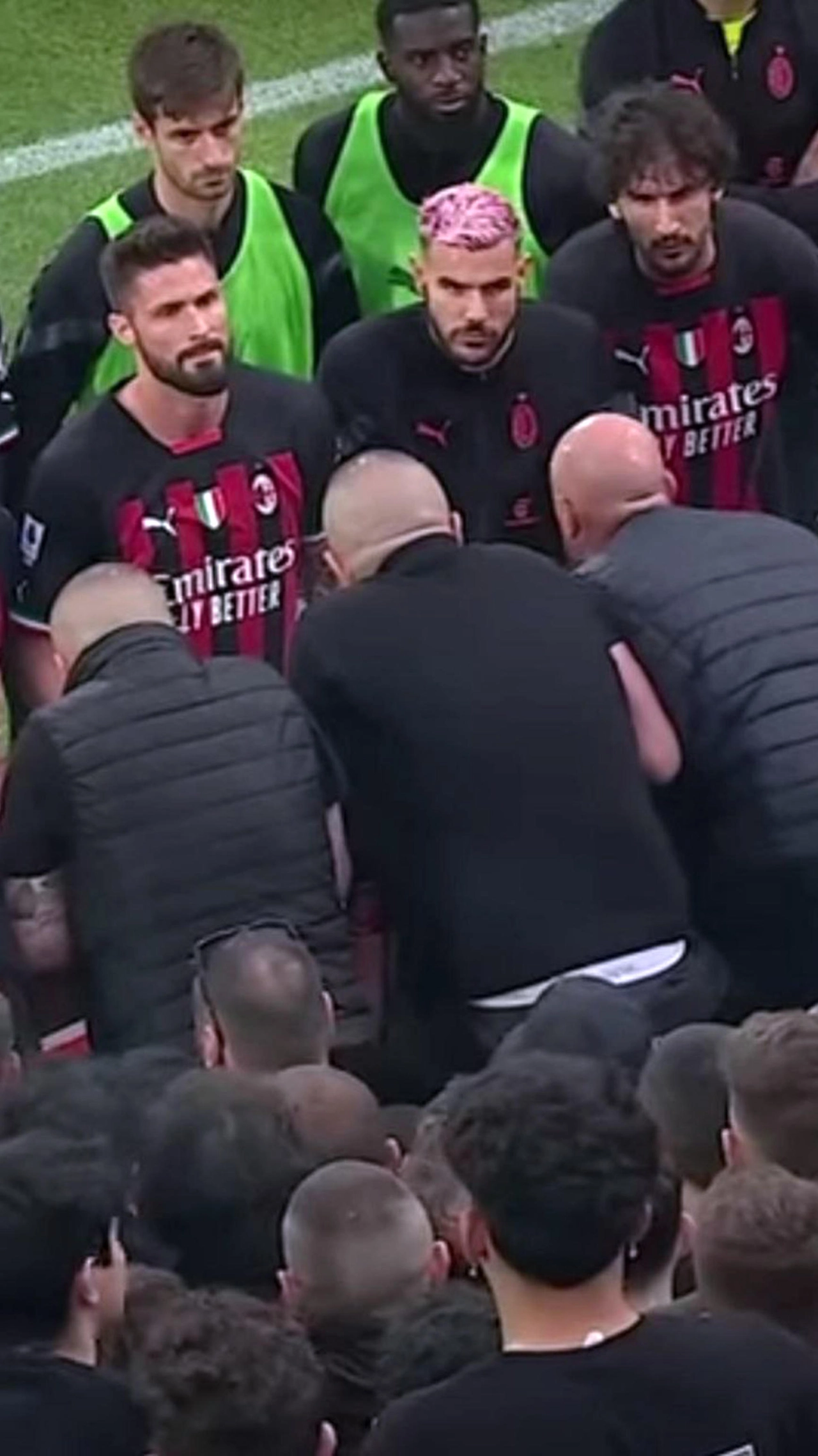 Il faccia a faccia fra Milan e tifosi così come ripreso in un video circolato sui social