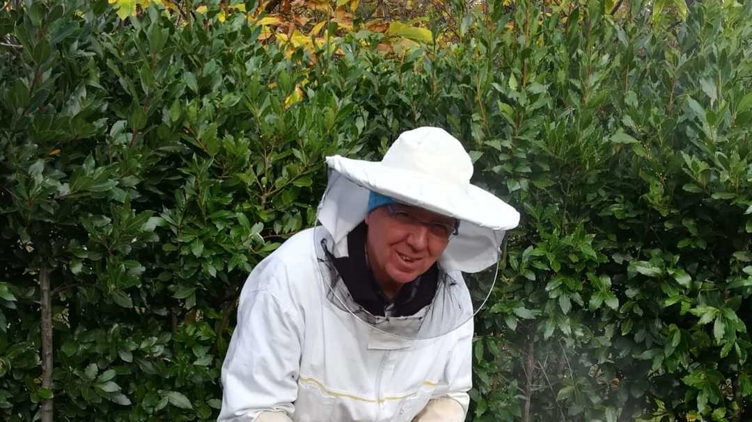 Maurizio Ghezzi in versione apicoltore