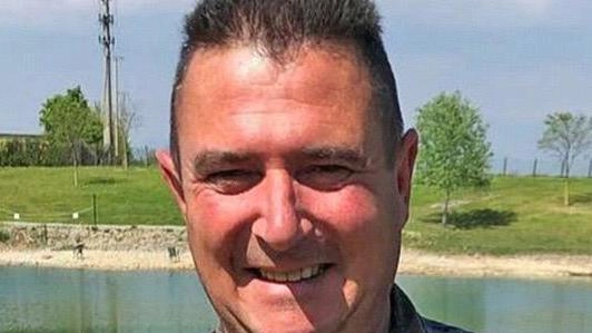 Si schianta e ferisce tre ragazzi. Stroncato da shock e rimorso Si schianta e ferisce tre ragazzi. Stroncato da shock e rimorso