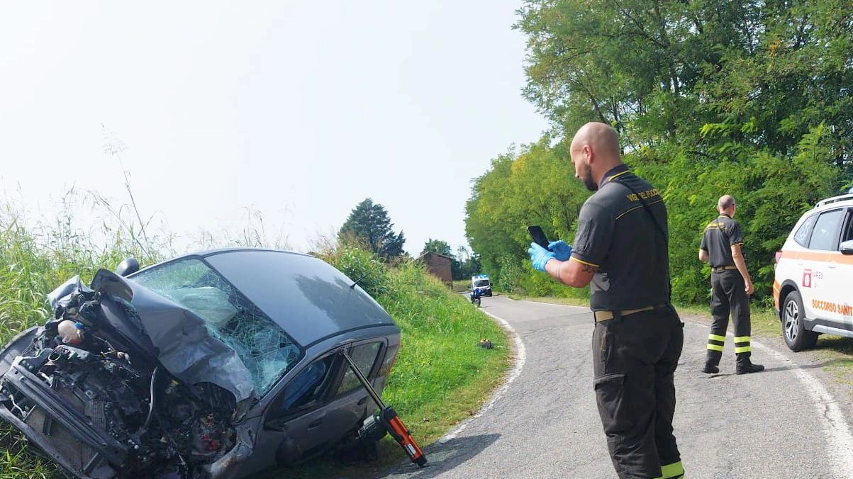 Vana la corsa in ospedale  Schianto tra auto e trattore  Un’altra croce sulle strade