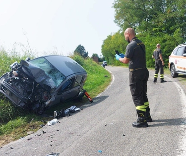 Vana la corsa in ospedale Schianto tra auto e trattore Un’altra croce sulle strade