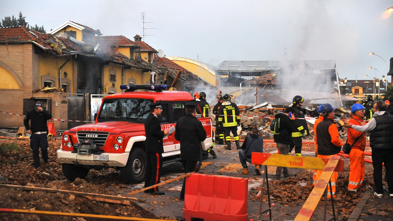 La palazzina esplosa per la fuga di gas in via Risorgimento a Cerro Maggiore La palazzina esplosa per la fuga di gas in via Risorgimento a Cerro Maggiore
