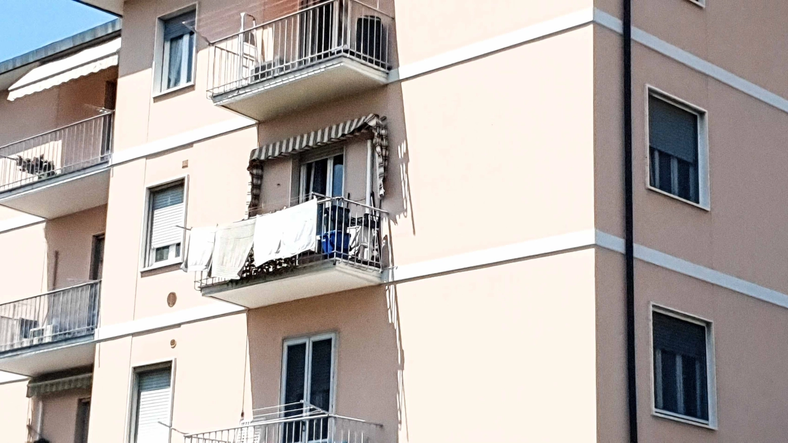 Il balcone di via Sorbana da dove è precipitata la donna Il balcone di via Sorbana da dove è precipitata la donna