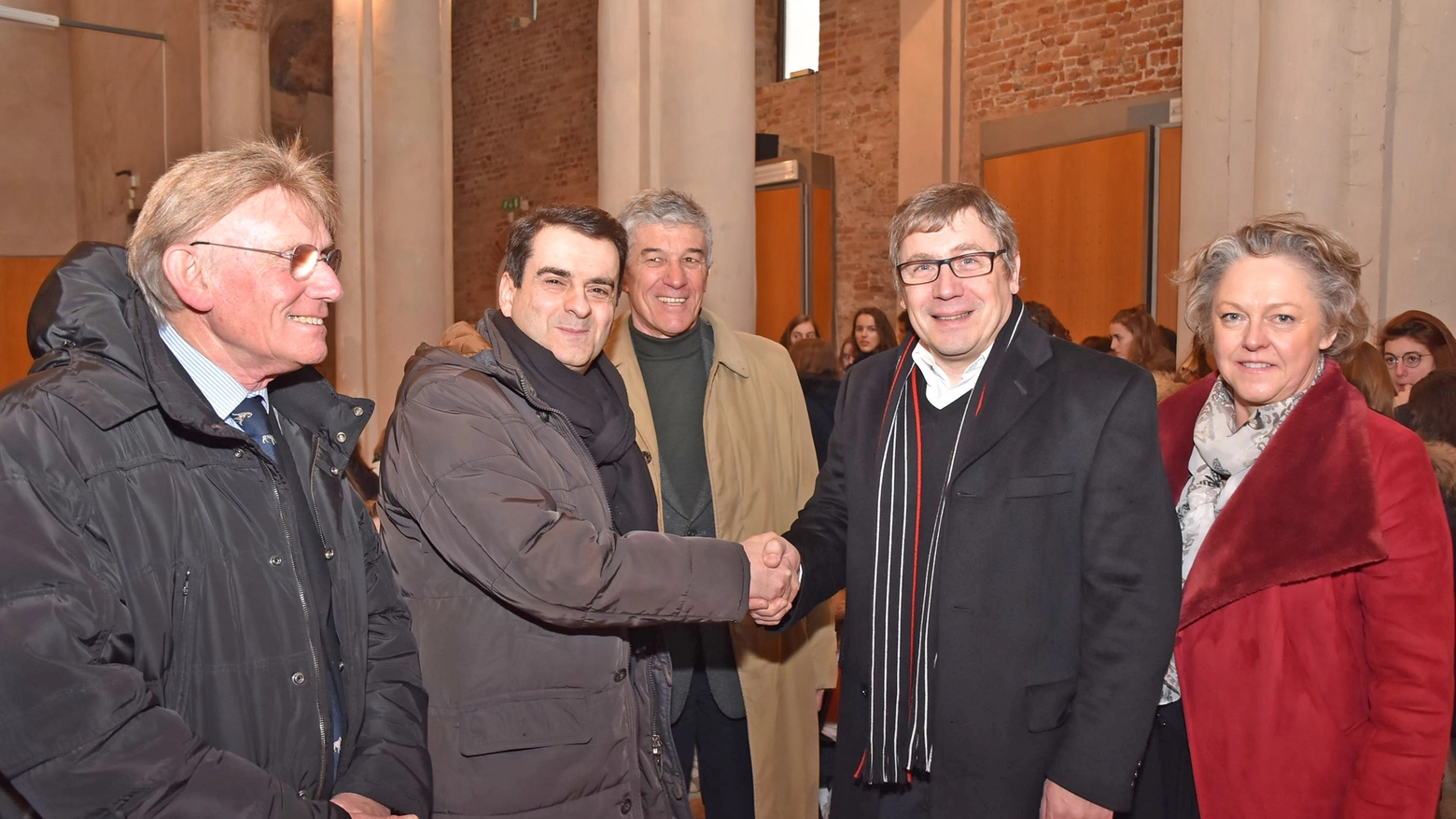 Il sindaco Massimo Depaoli stringe la mano a Eric Scrève