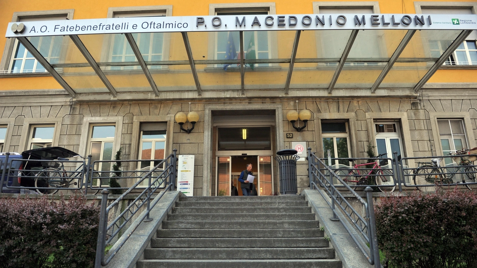 L'esterno dell'ospedale Macedonio Melloni a Milano (Newpress)
