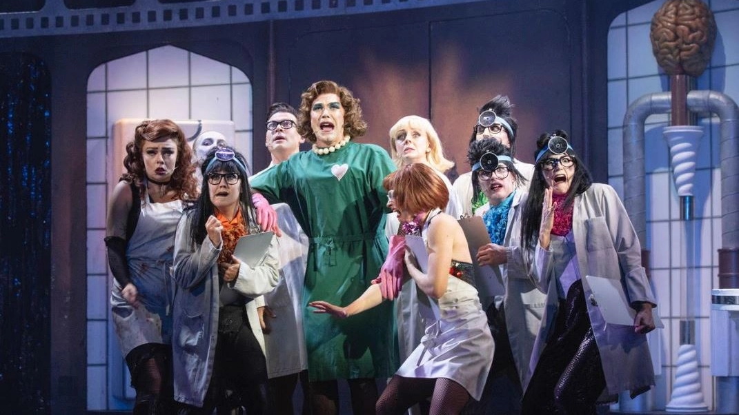 Milano, sono passati 50 anni dalla première londinese al Royal Court Theatre di Sloane Square, ma lo slogan generazionale “don’t dream it, be it” mantiene il senso corrosivo di allora