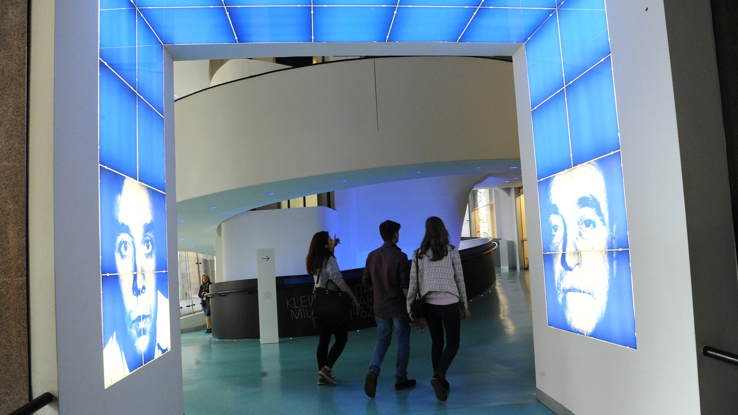 L'ingresso alla mostra su Yves Klein e Lucio Fontana al Museo del Novecento di Milano