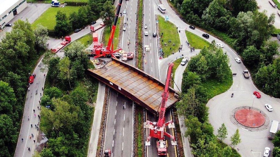 La posa del ponte ripresa con un drone