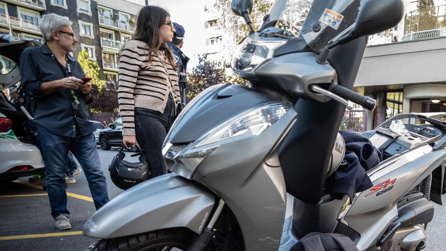 Anziana travolta da un motorino: "Sbucata tra le auto" Anziana travolta da un motorino: "Sbucata tra le auto"
