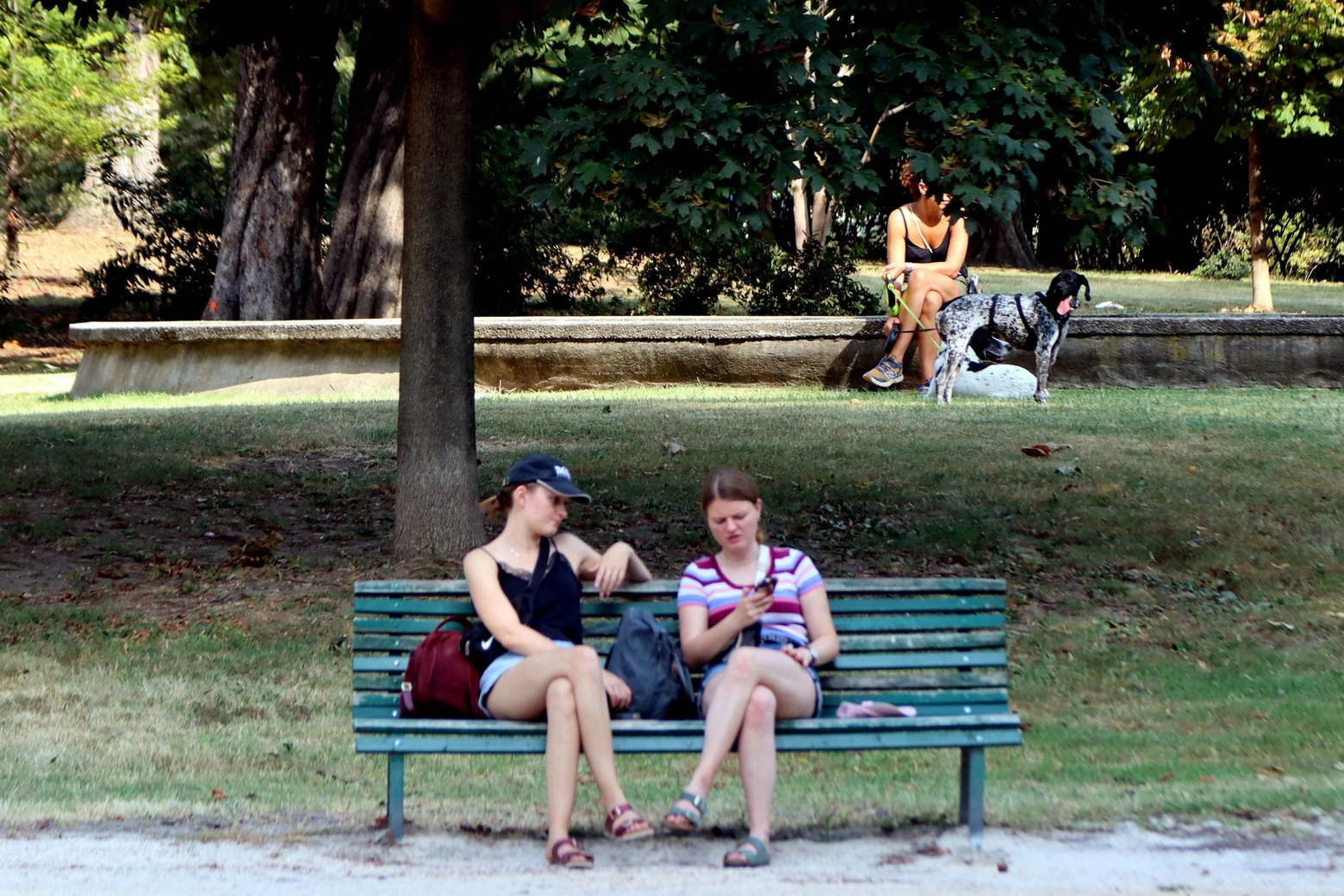 Due turiste si godono l'ombra su una panchina del Parco Sempione