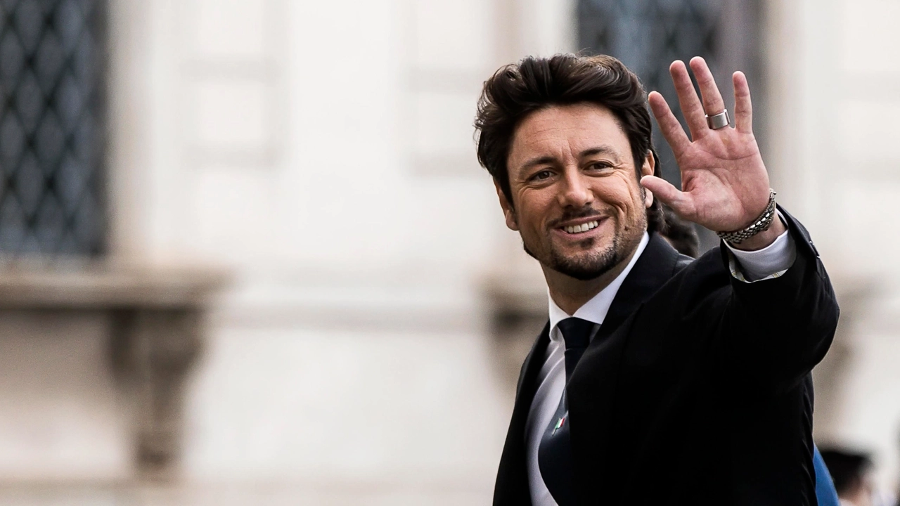 Andrea Giambruno, chi è l’ex compagno di Giorgia Meloni: dall’infanzia brianzola all’ascesa in Mediaset che ora lo sospende