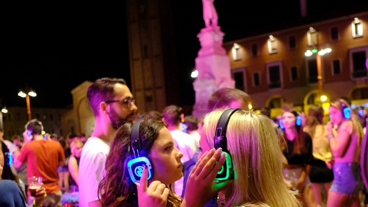 Silent party, ovvero la ‘disco silenziosa’ con i partecipanti a indossare cuffie luminose  (Fantini e Frasca)