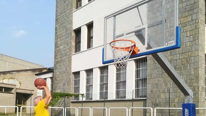  Riccardo Venchiarutti mentre gioca a basket sul campetto