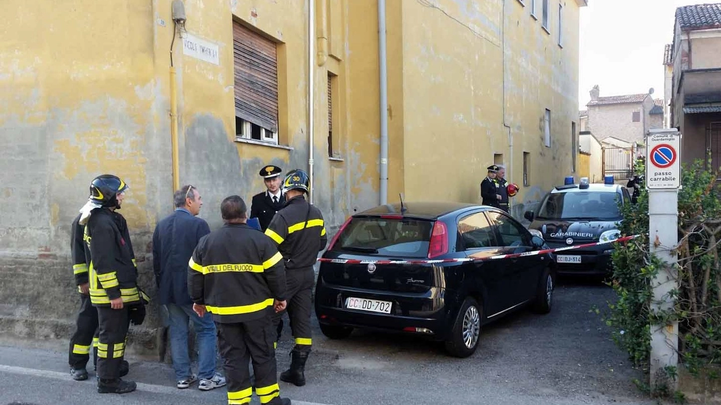 I carabinieri hanno raccolto reperti tra cui un oggetto nero trovato vicino alla finestra da cui gli ignoti sono entrati (Gazzola)