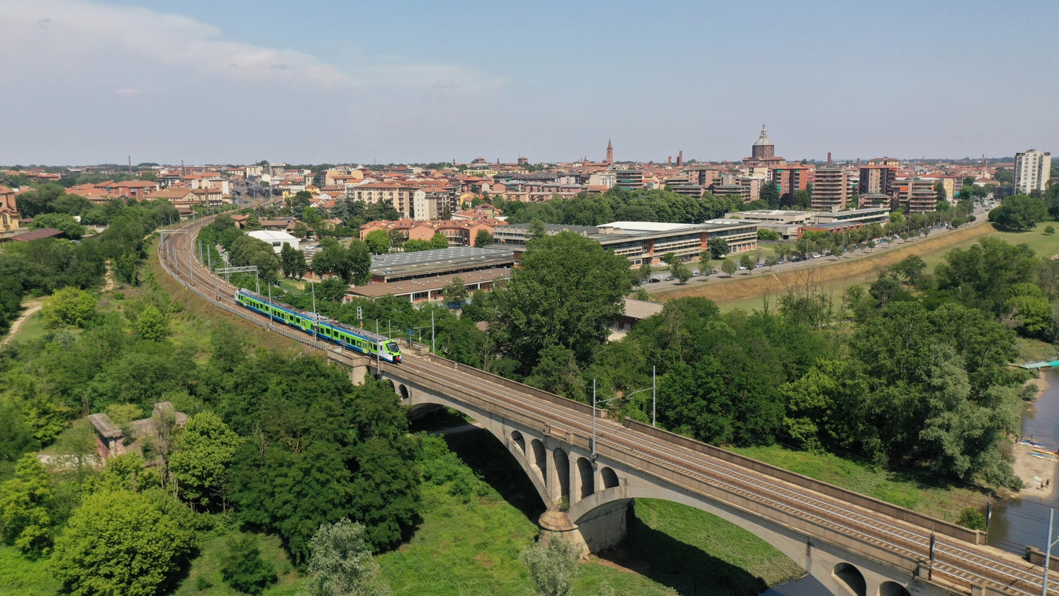 Un Donizetti in livrea Trenord sul ponte di Pavia