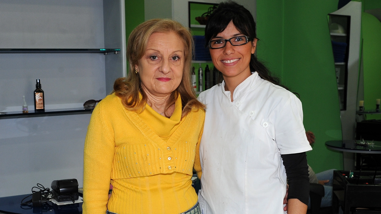 La parrucchiera Lucia Olivari con la sua assistente Valentina Corona (StudioSally)