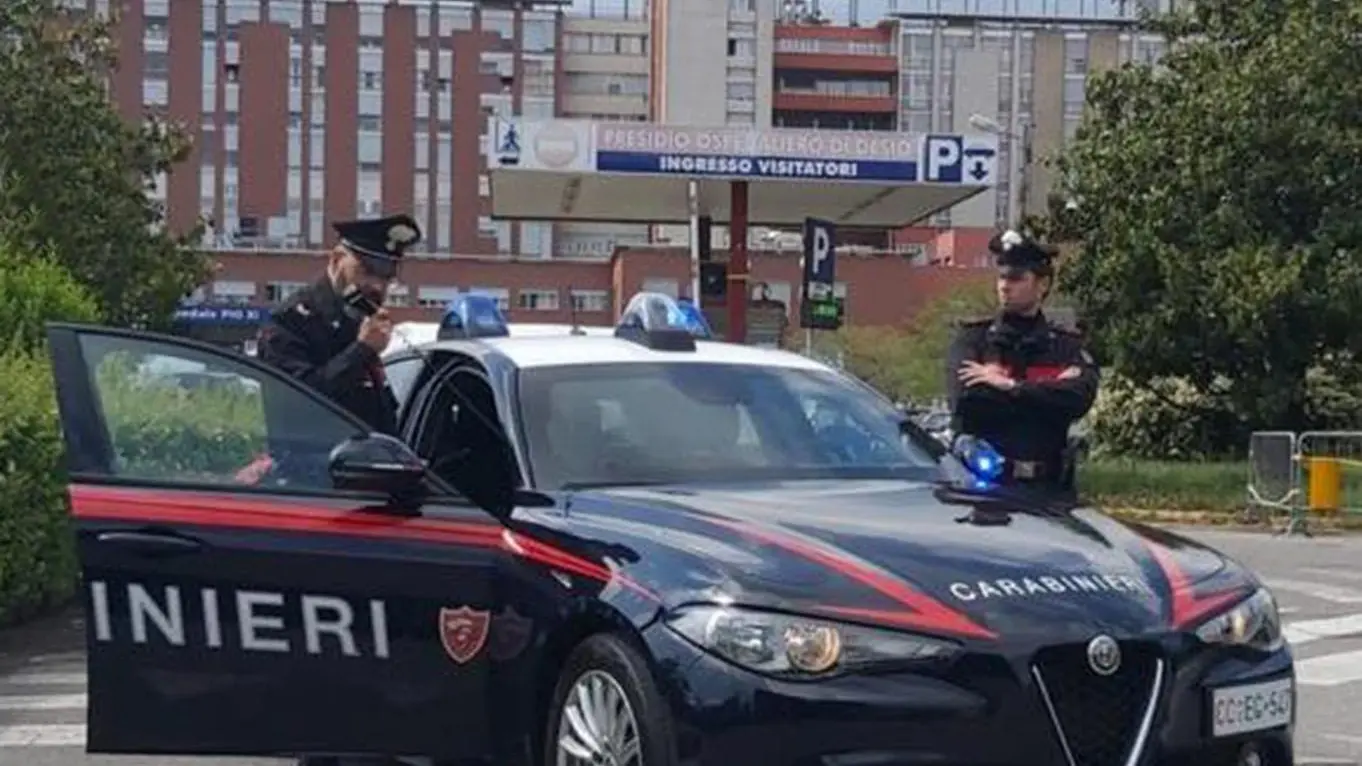 Prende a bastonate le auto e un venditore ambulante Prende a bastonate le auto e un venditore ambulante